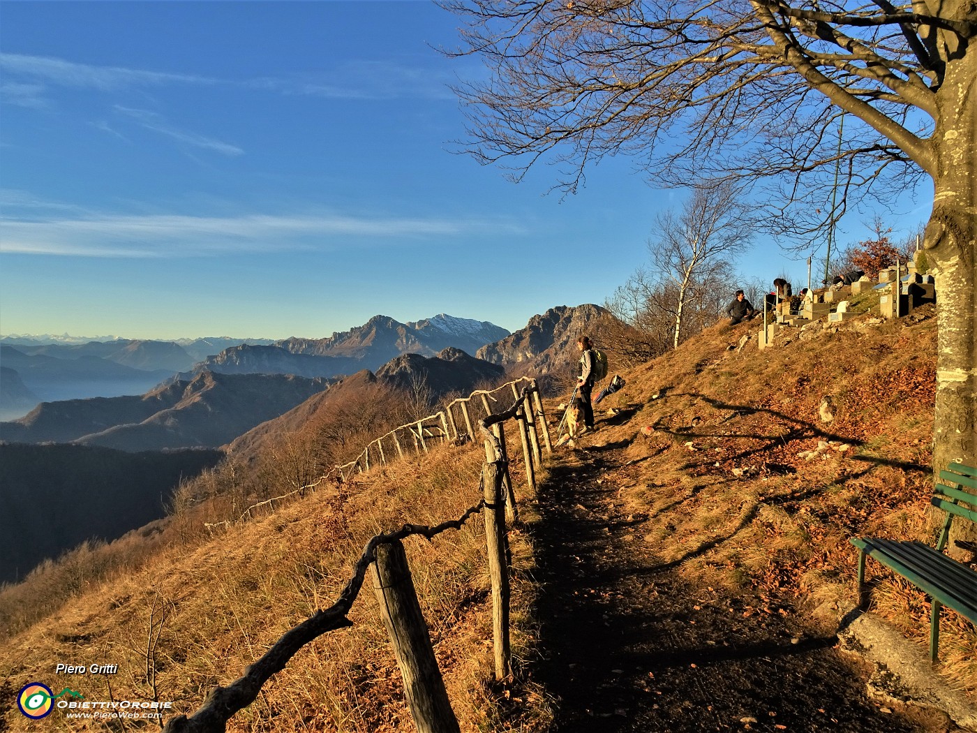 66 Vista dal Monte Tesoro verso Resegone e Grigne nella luce dell'imminente tramonto.JPG